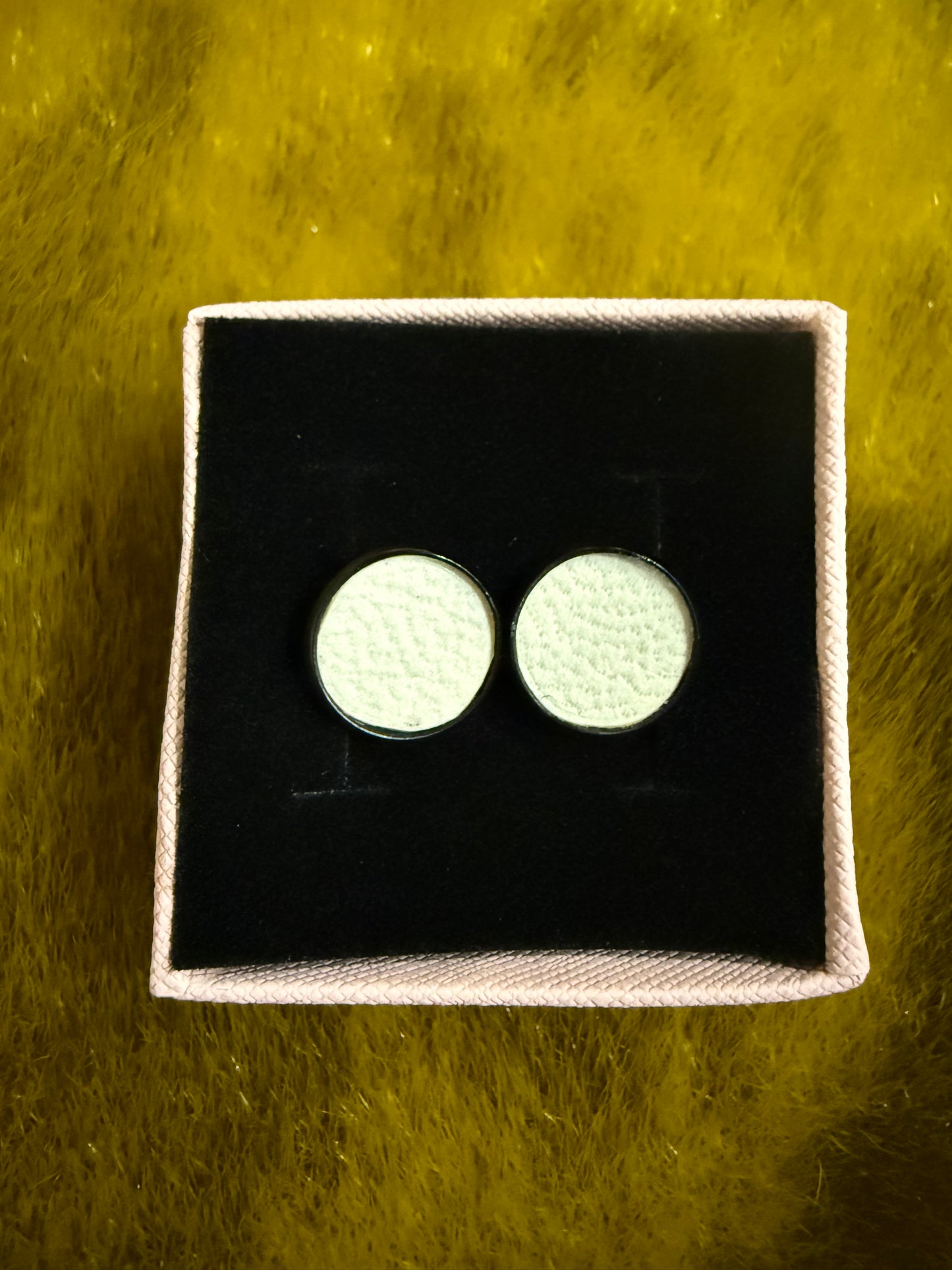 Naluaq, black, 12mm studs